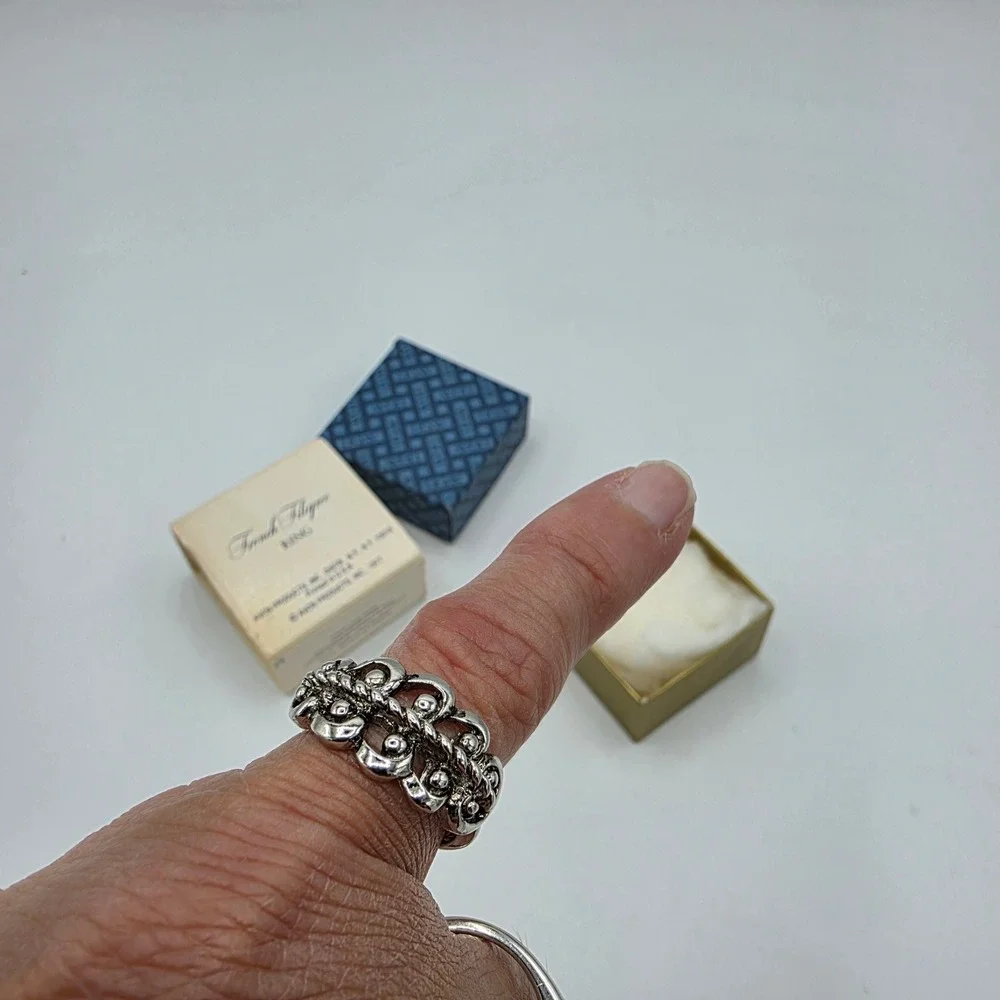 Avon Womens Ring French Filigree Silvertone Vintage 1977 Original Box SZ Medium
